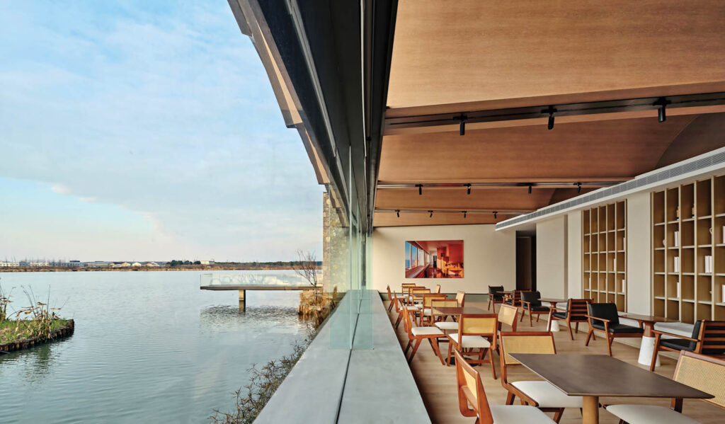 咖啡馆表忽略湖