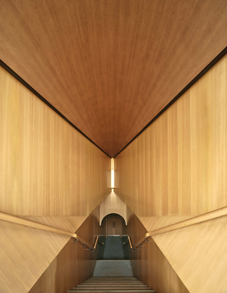 楼梯嵌入木板墙和天花板