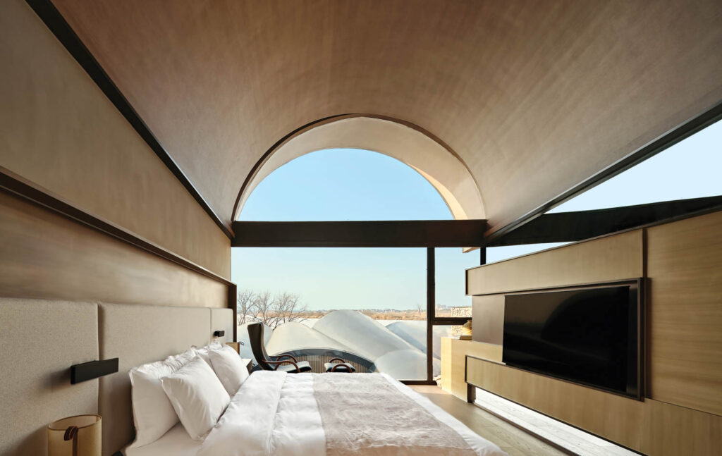 客房门窗俯视咖啡馆楼顶