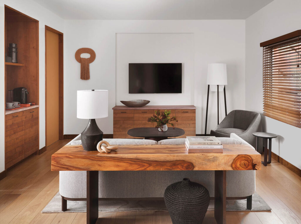 木家具大都填满温泉度假村客房客厅