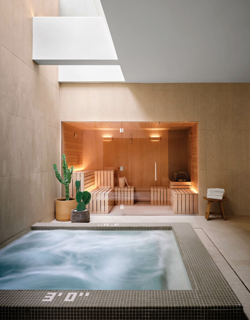 玻璃墙让阳光插进这个温泉桑拿