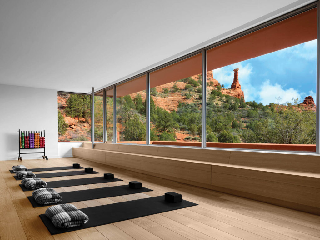 健身房玻璃墙提供克契纳妇女岩石构造视图