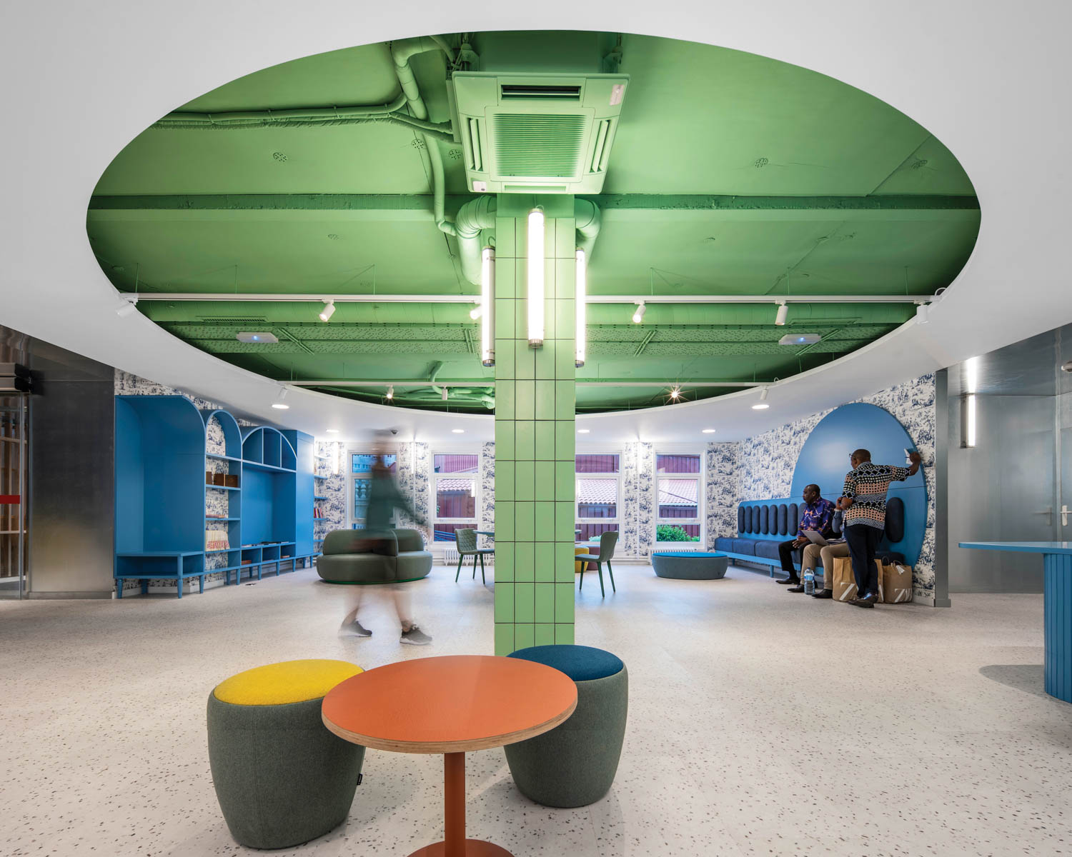 初级颜色通过这间西班牙旅店大堂查找