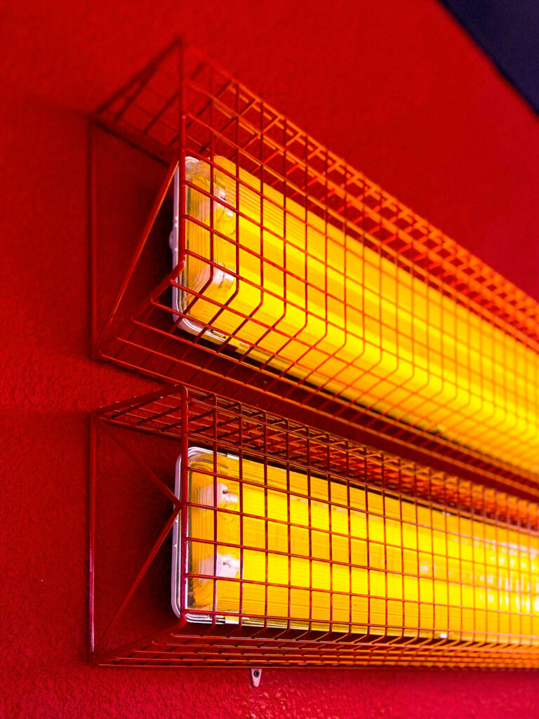 红色墙上黄光板