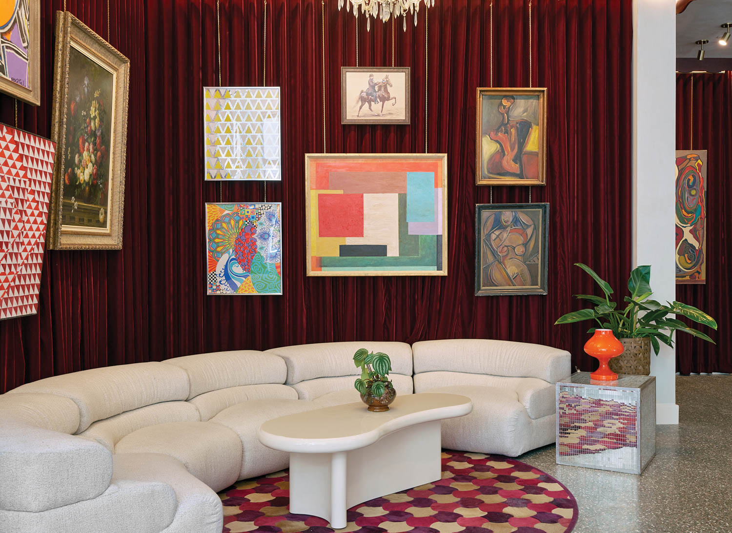 生机勃勃的艺术作品挂在 路易维尔酒店曲面沙发上