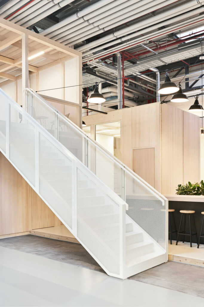 白火药铺设的办公楼