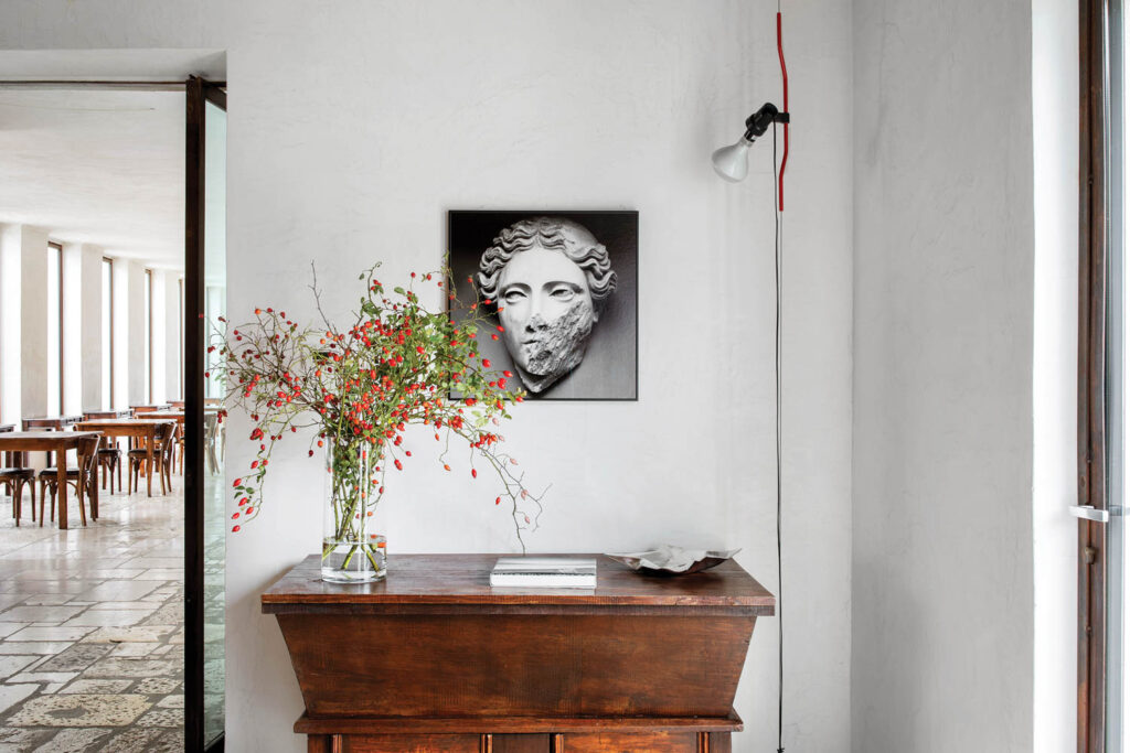 装满艺术作品的 vignette意大利酒店三楼休息室