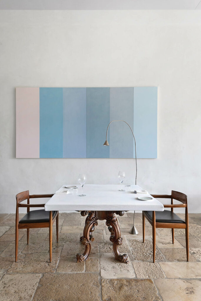 Spalletti墙上餐桌对面