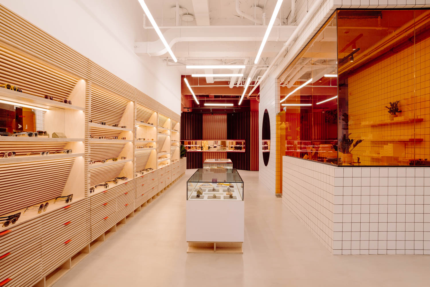 胶合板显示墙和右侧光学墙