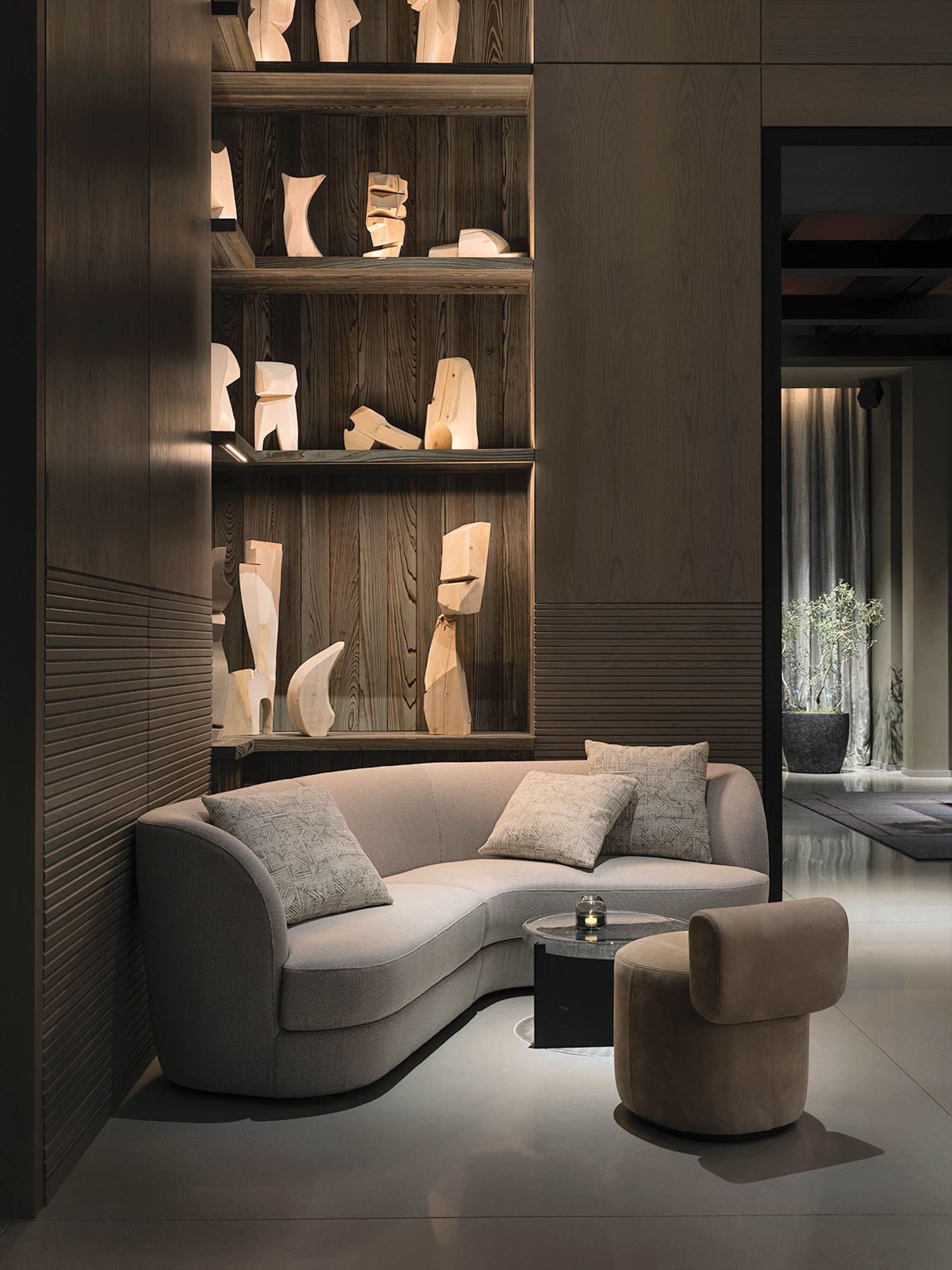 木雕本酒店沙发上方