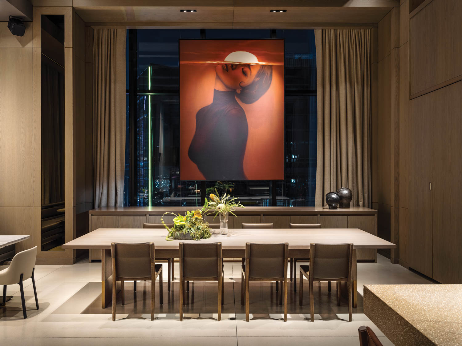 一幅女人画和酒店餐桌上的夕阳