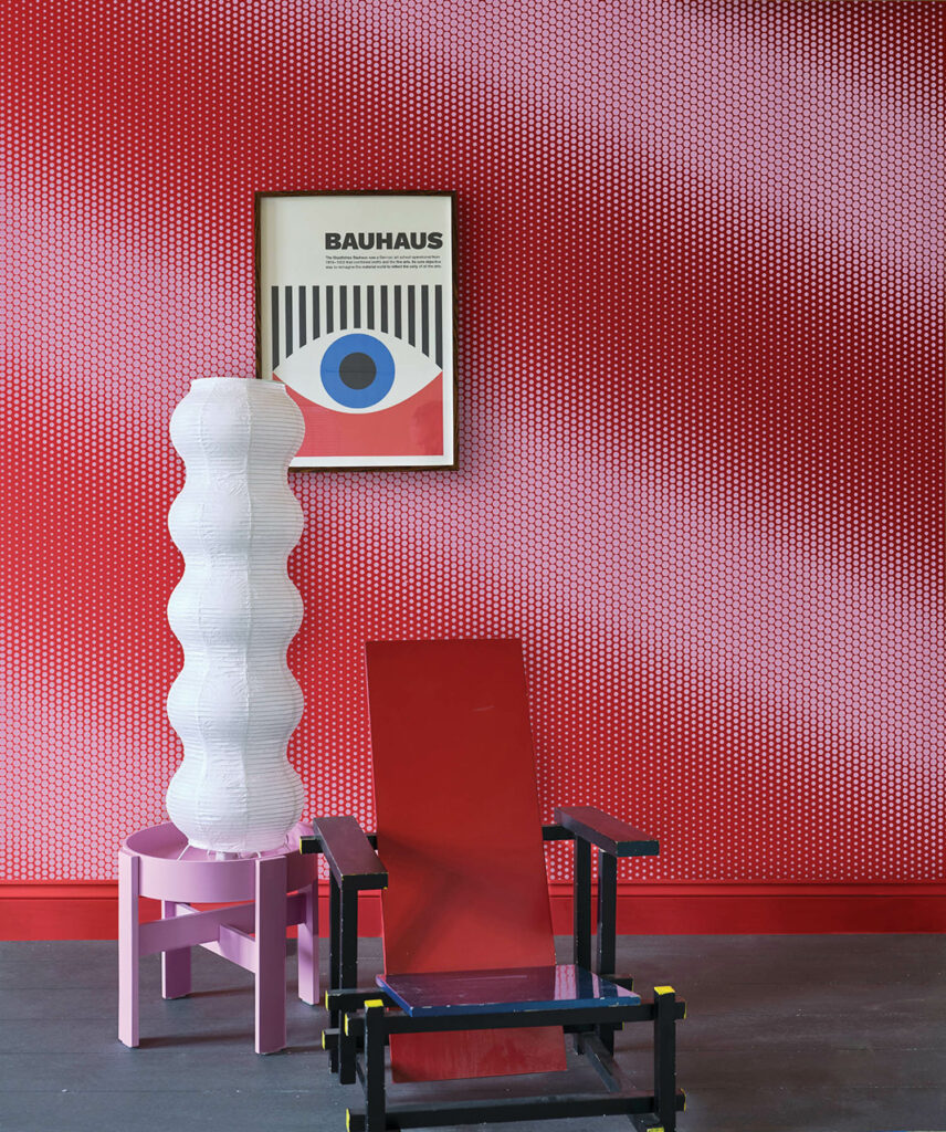 带红色墙的房间