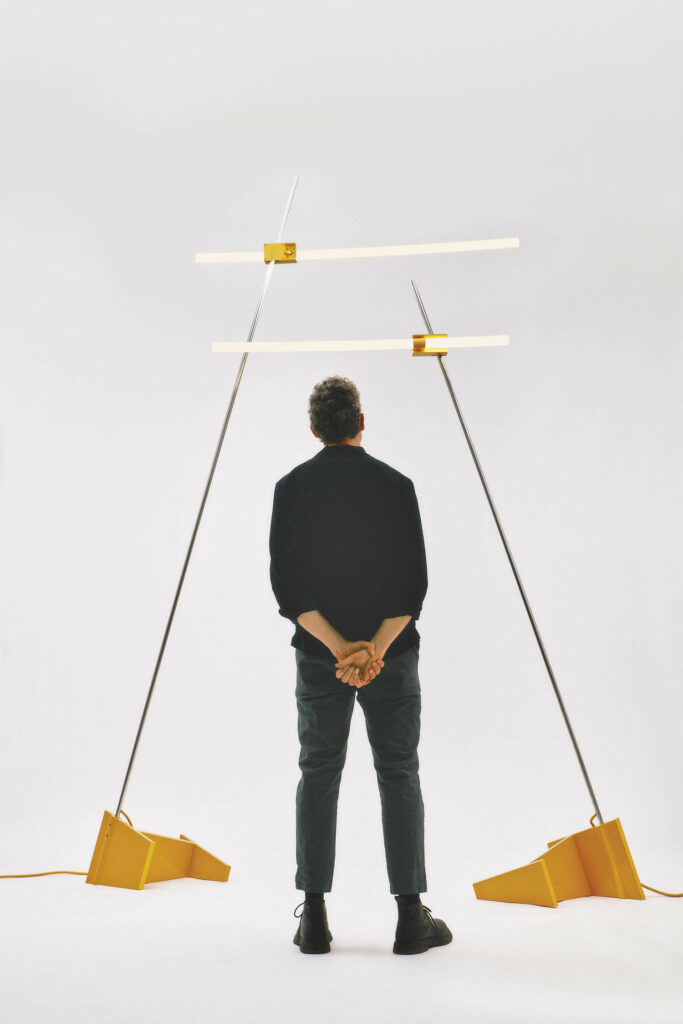 人望两道站立灯 向中心倾斜