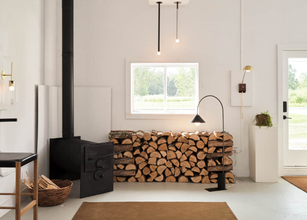 木柴烧炉和大量木柴