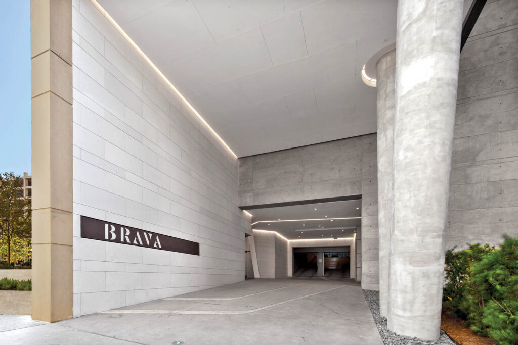 摩托法院用石灰墙进入Brava