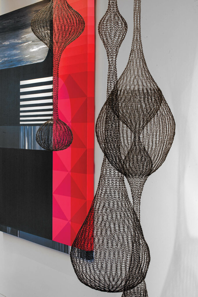 铜模艺术挂在体育馆项