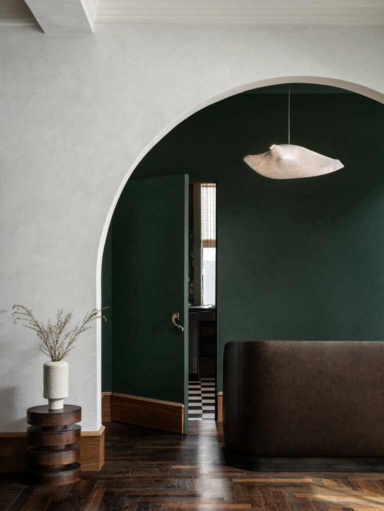 白门外有绿墙和门