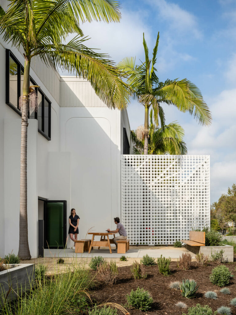 室外区 Nadel总部棕榈树旁