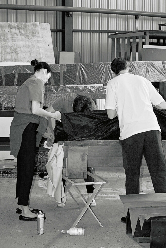 架构师PalomaCañizares及其团队监督马德里布料厂流程