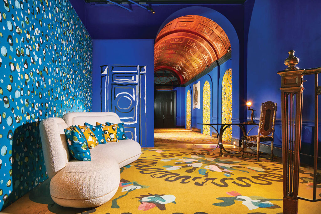 Sletch为伦敦设计节安装蓝黄生机