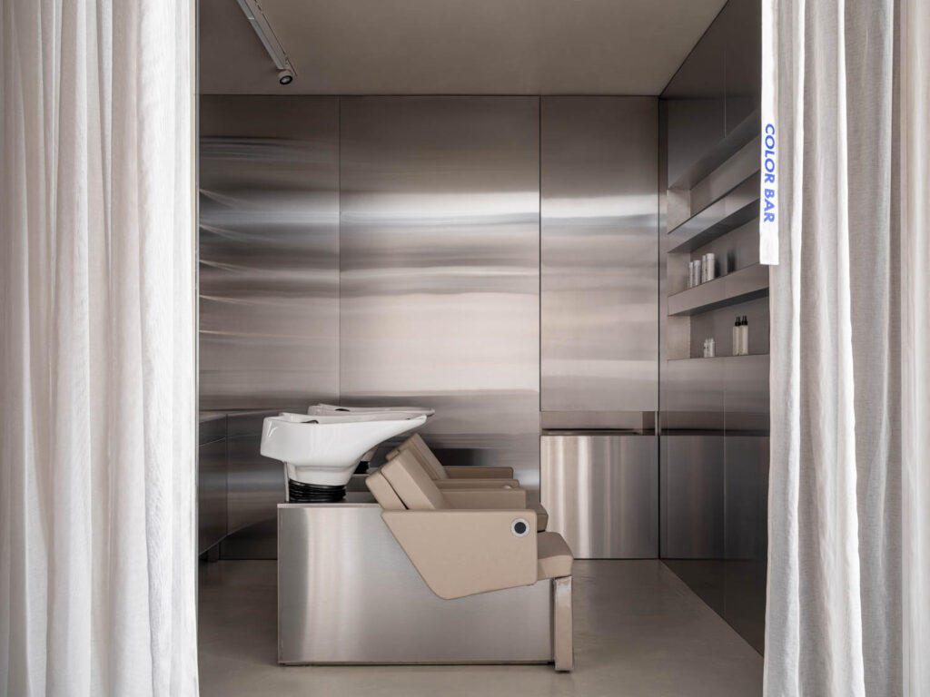 金属冲墙附近的理发站