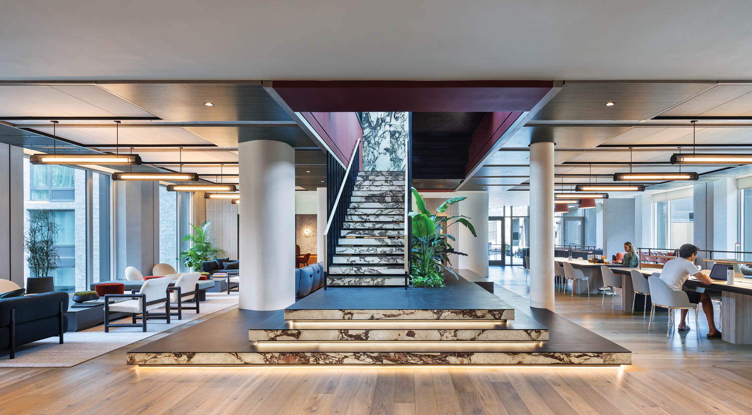 楼梯开通带体育场座椅的区域