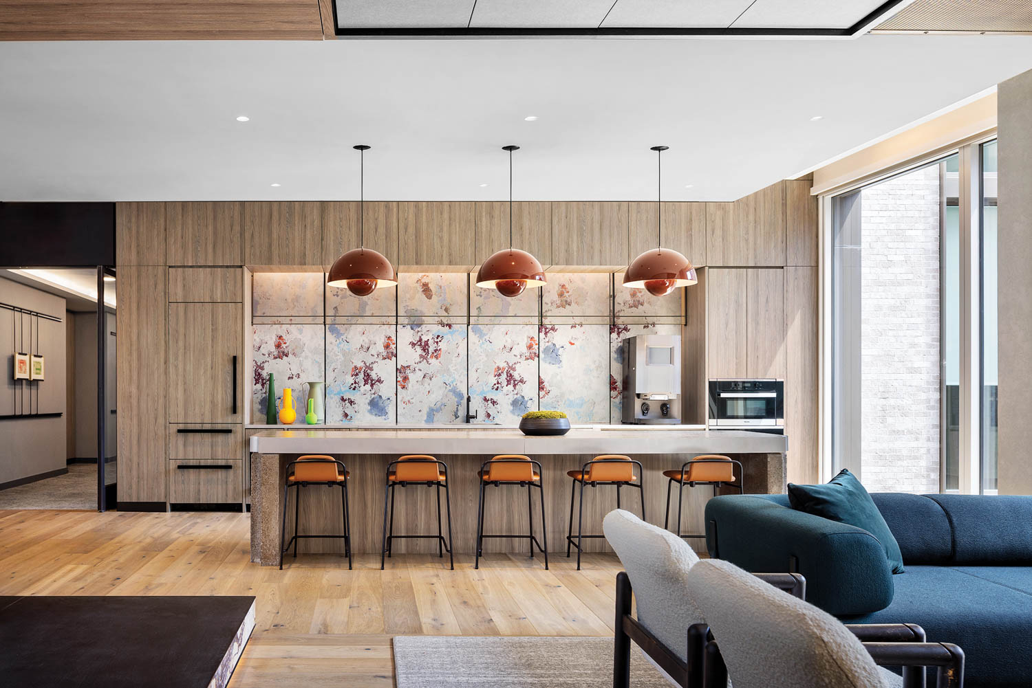 带橙凳子和橙套灯