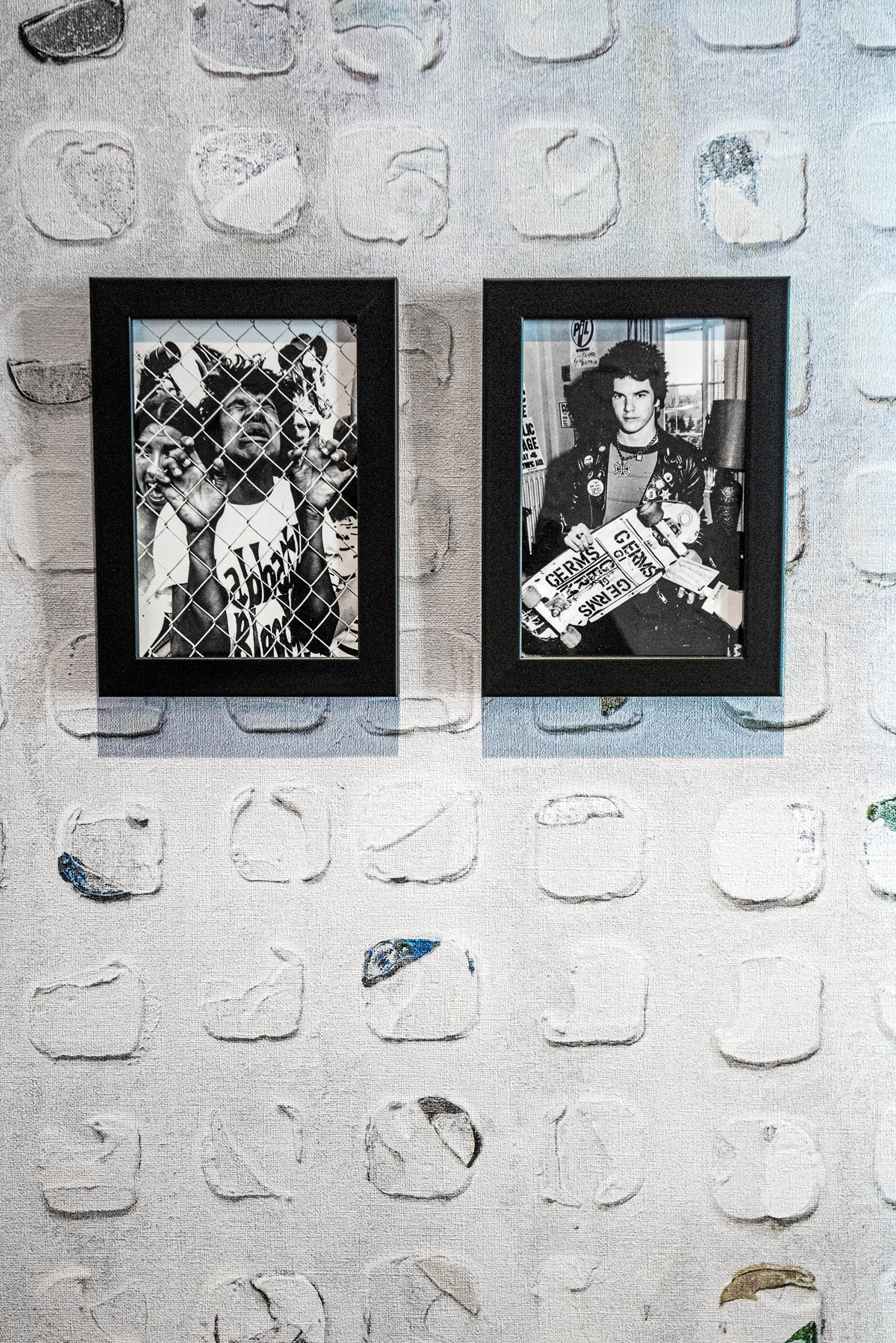 白墙上两张黑白相