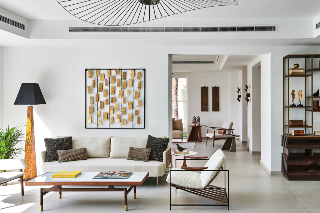 起居室白墙和奶油沙发加灰色枕头