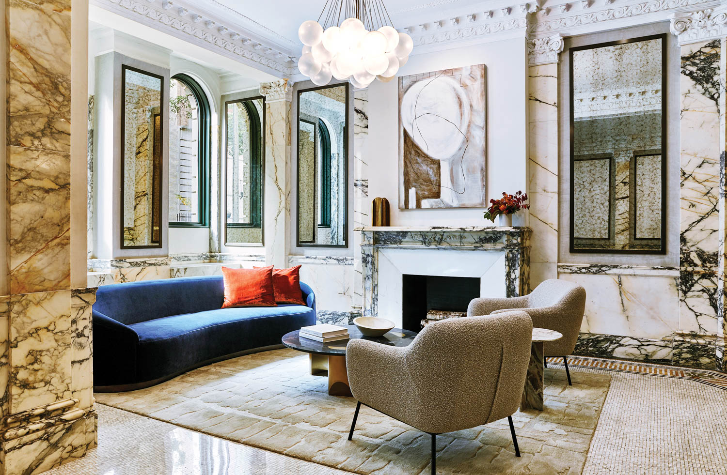 客厅带蓝沙发和镜像