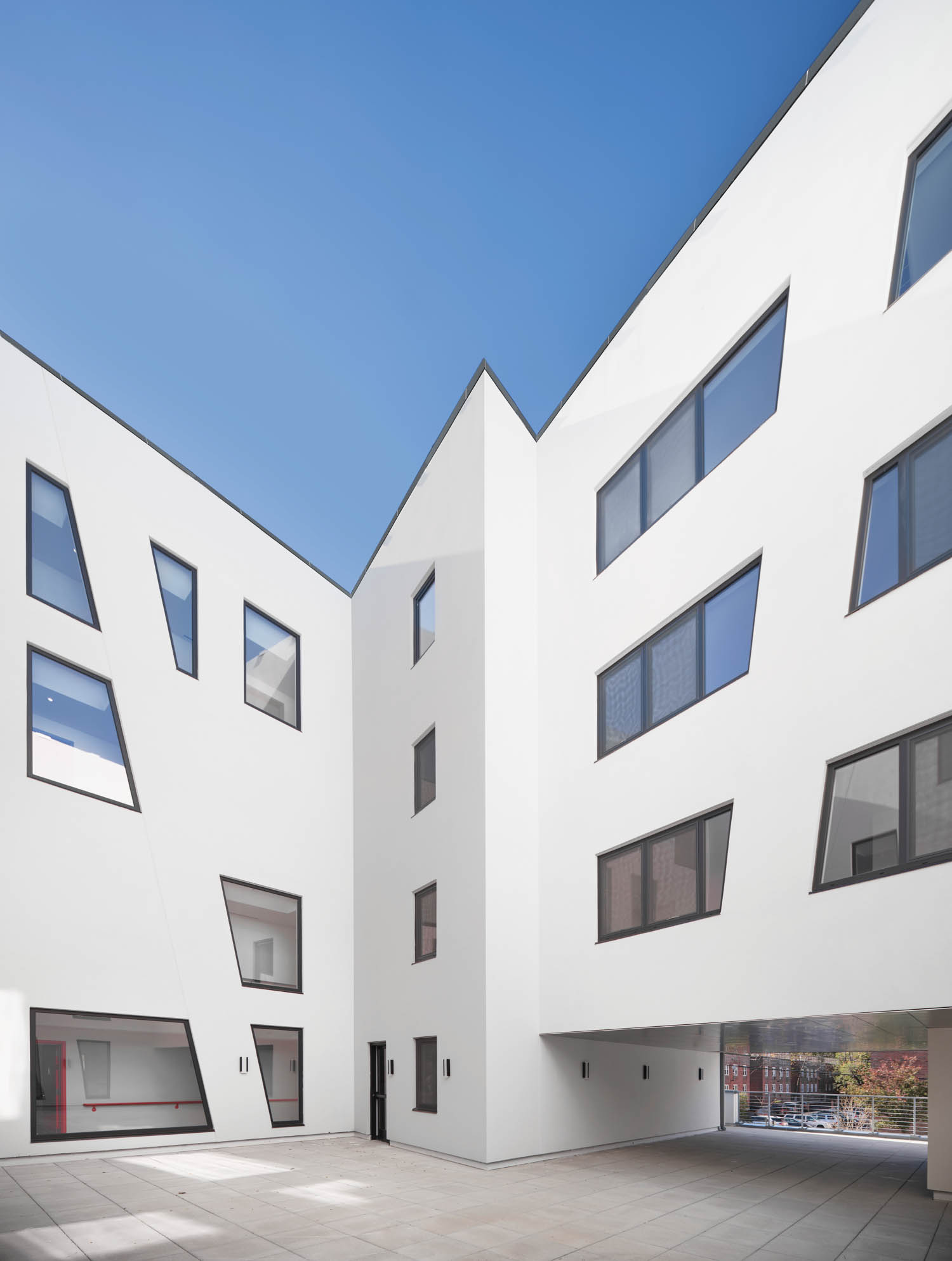 大楼外墙拼接白