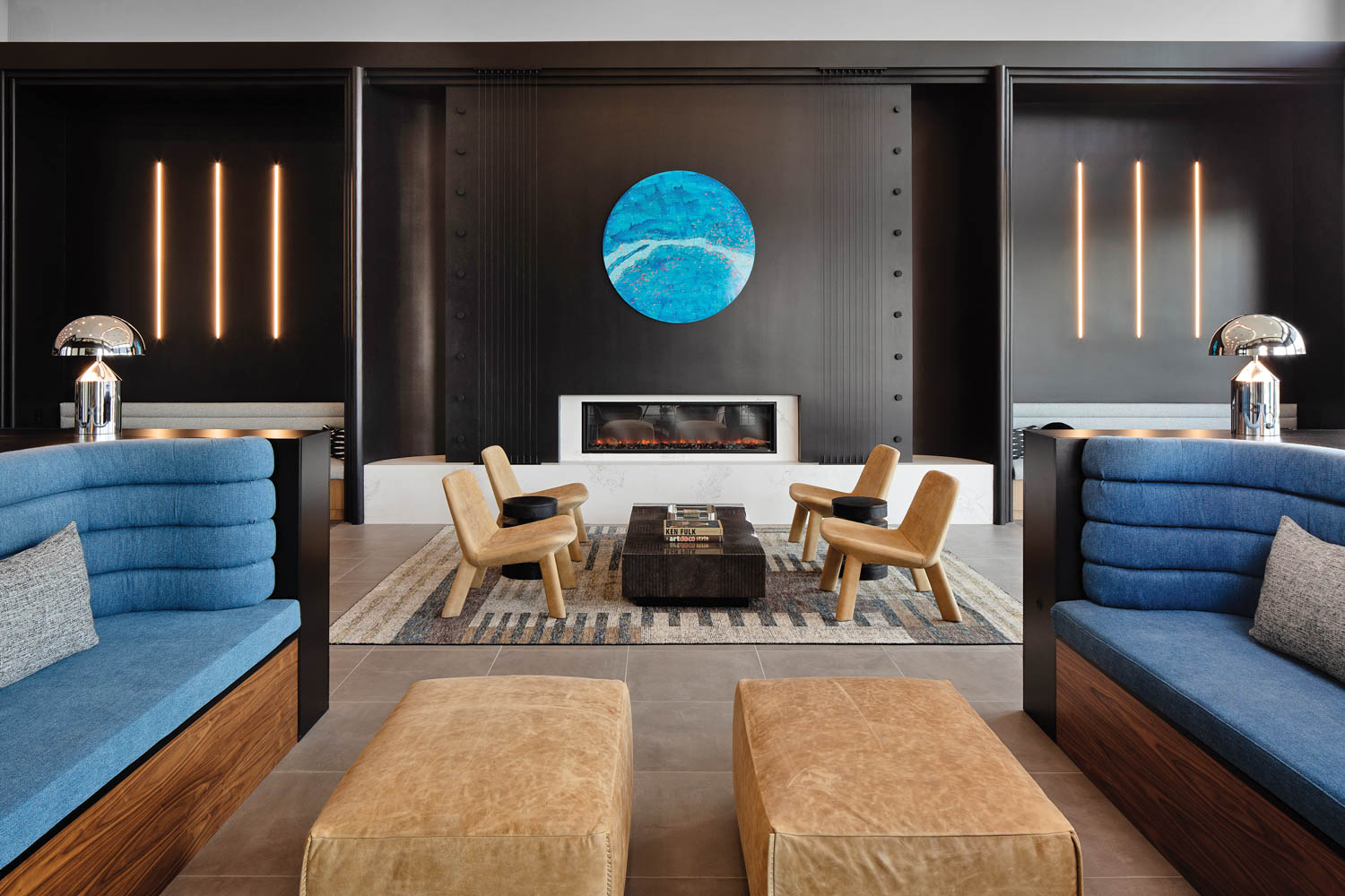 黑灰墙房中的黑椅和托曼