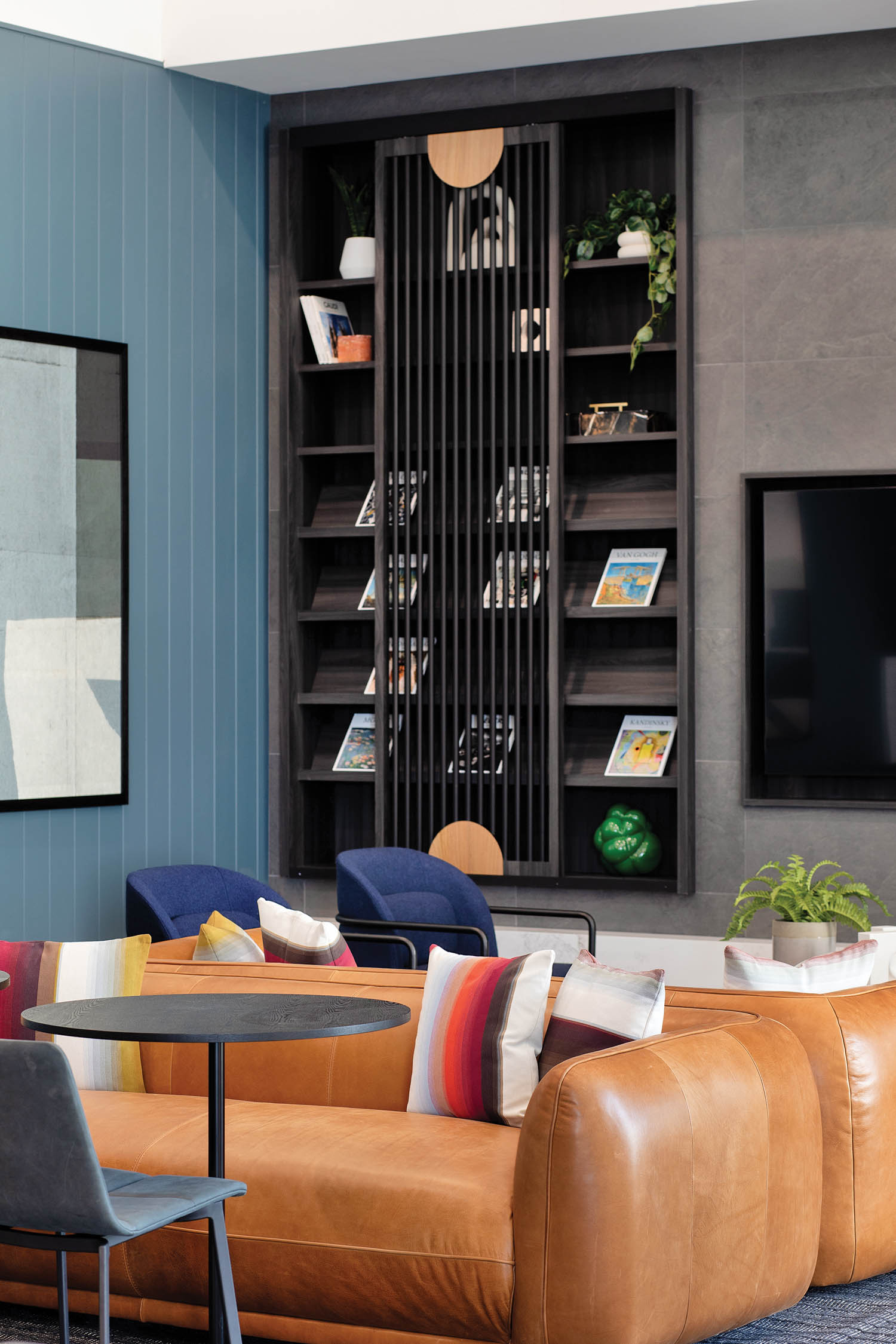 皮革家具旁布置