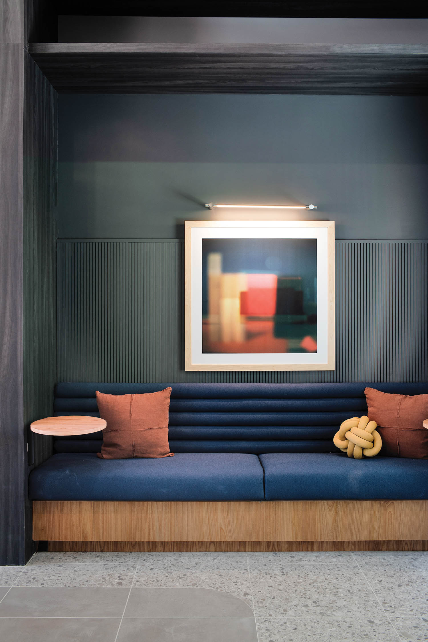 蓝沙发加橙色枕头