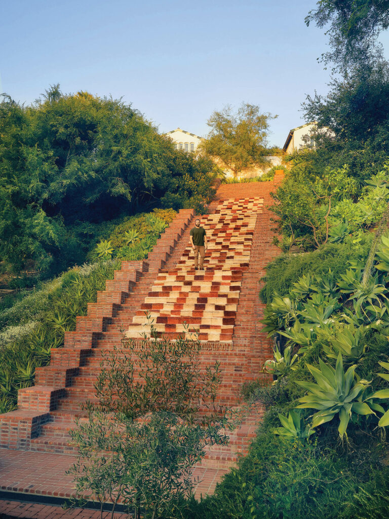 人站在红奶油版BeniRugs反射地毯