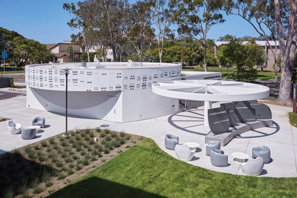 白色外端自行车店