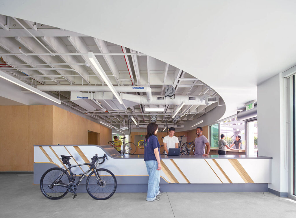 车店外带单车者