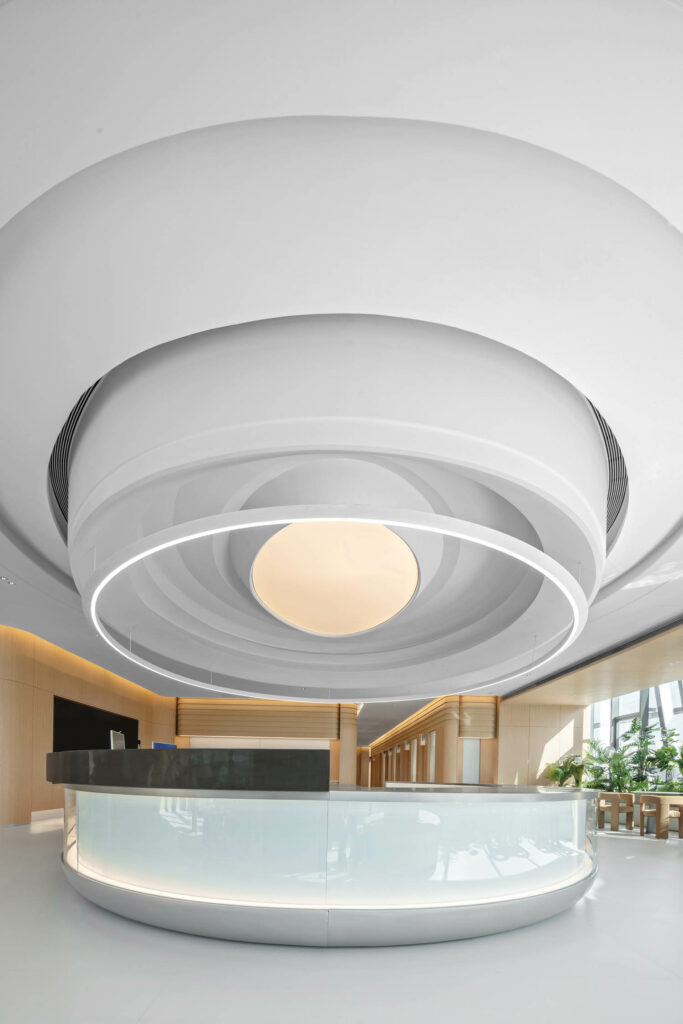 圆形天花板下降