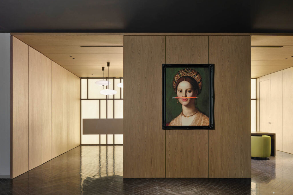 弗吉尼亚酒店前厅用笔跨嘴部的古代女人奇特美术