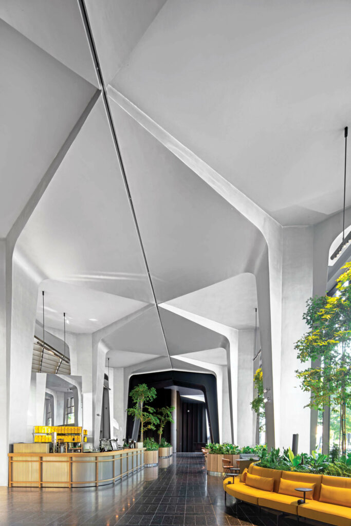 高天花板在这个办公室的咖啡馆中找到黄装饰