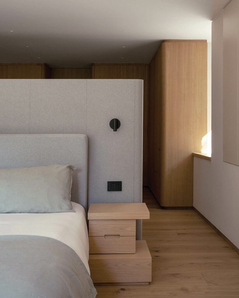 带奶油头板和木地板的床