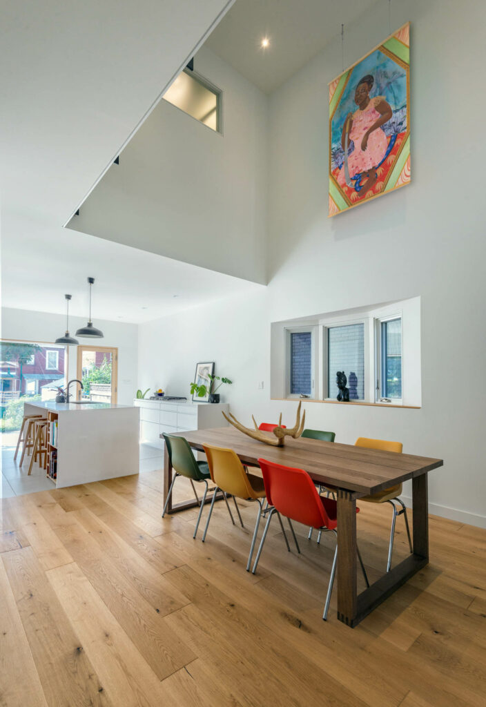 高天花板餐区、富有活力的艺术区和亮光区