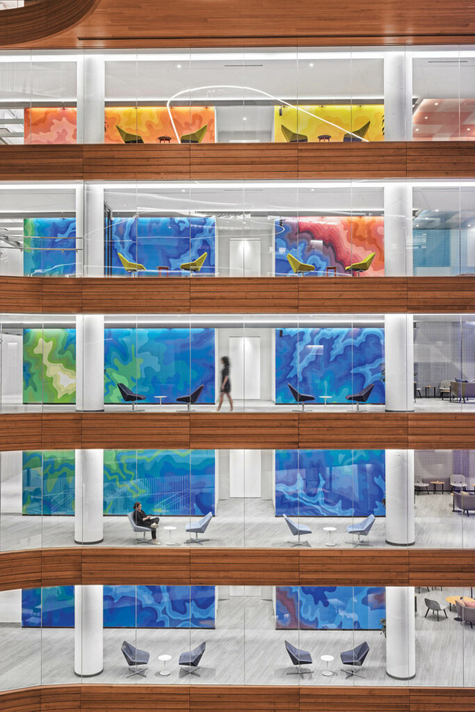 一个女人走开走廊 靠近墙上画蓝色