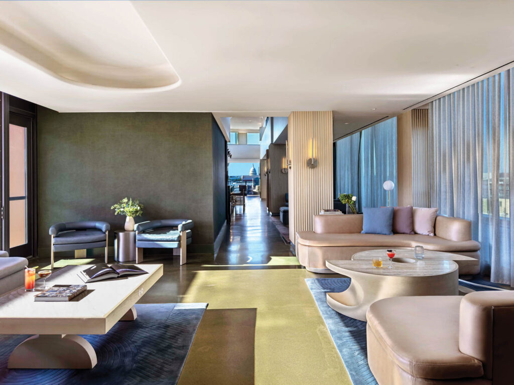 莫洛酒店有蓝墙和灰色椅子