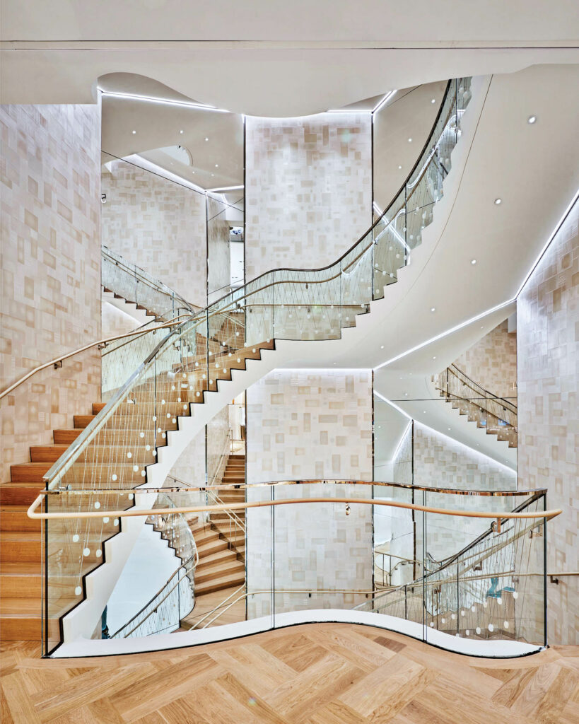 TiffanyCo带玻璃栏杆的奇境阶梯