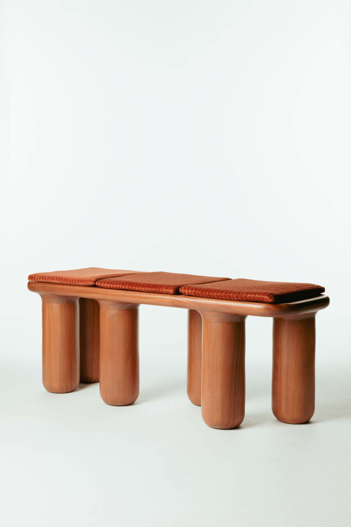 棕色长椅曲曲腿