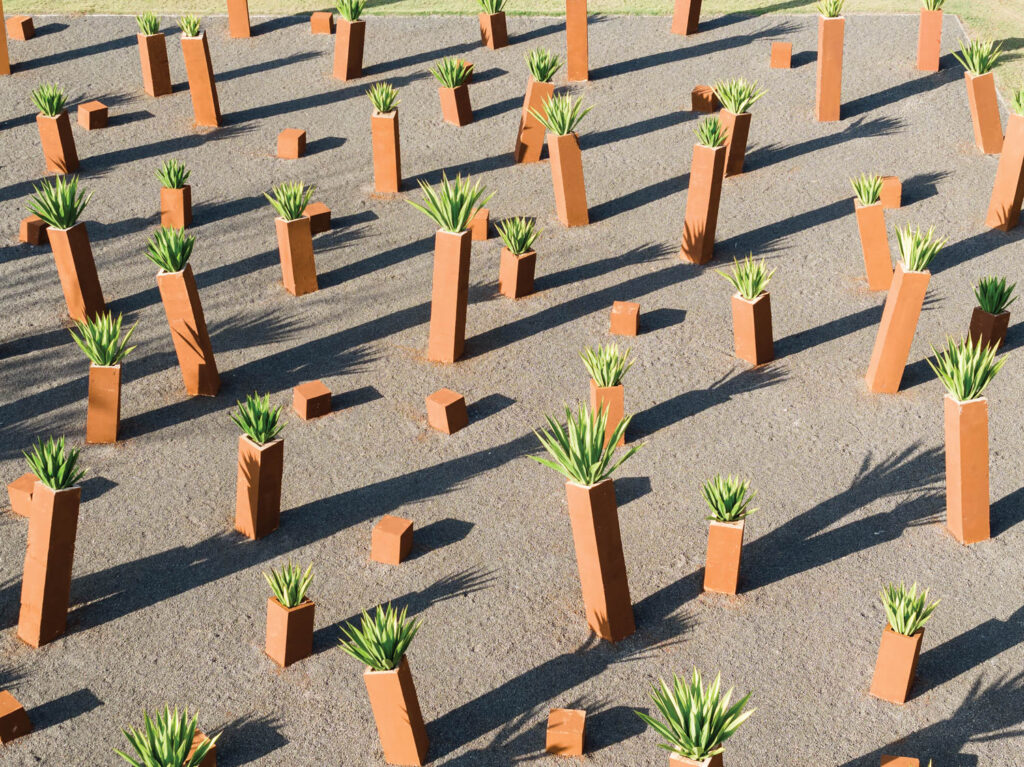 花园中像胡萝卜一样的雕像