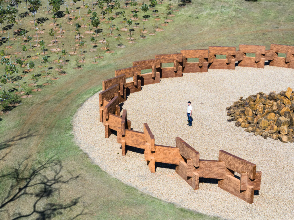 空拍圆形雕刻 中间人