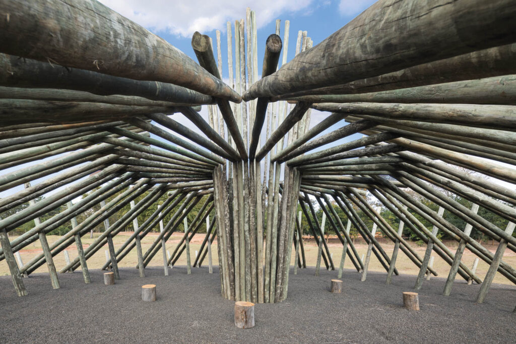 花园前玻璃和金属雕刻