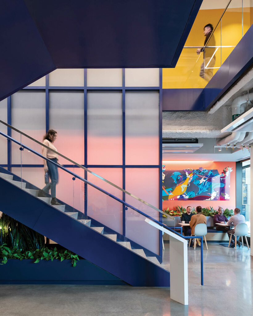 黑楼梯靠近照明墙板